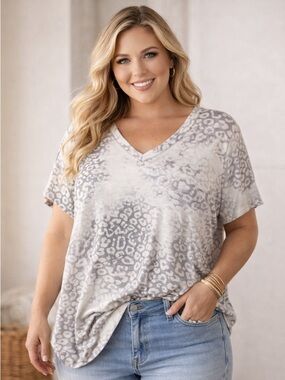 056 NWT Top Honeyme XXL Animal Print Vneck